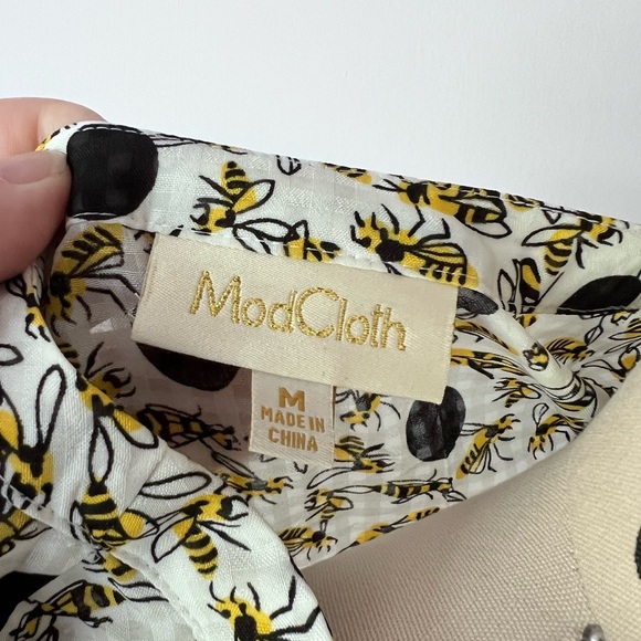 Modcloth White and Yellow Bee Print Blouse Sleeveless Novelty - Picture 7 of 8